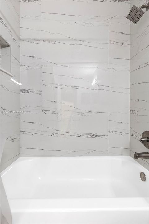 合同活跃: $4,000 (3 贝兹, 2 浴室, 2155 平方英尺)