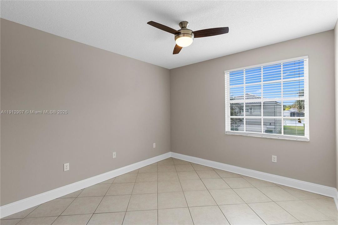 合同活跃: $4,000 (3 贝兹, 2 浴室, 2155 平方英尺)