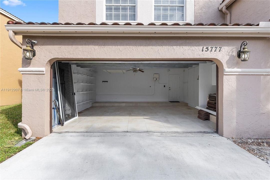 合同活跃: $4,000 (3 贝兹, 2 浴室, 2155 平方英尺)