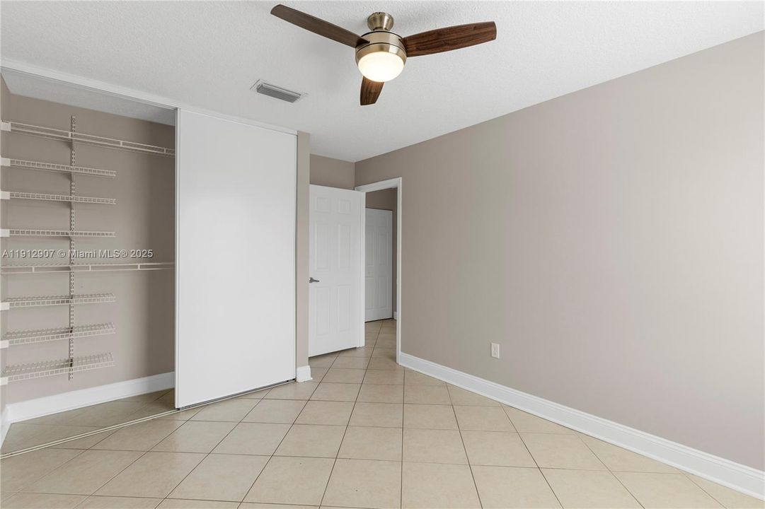 合同活跃: $4,000 (3 贝兹, 2 浴室, 2155 平方英尺)