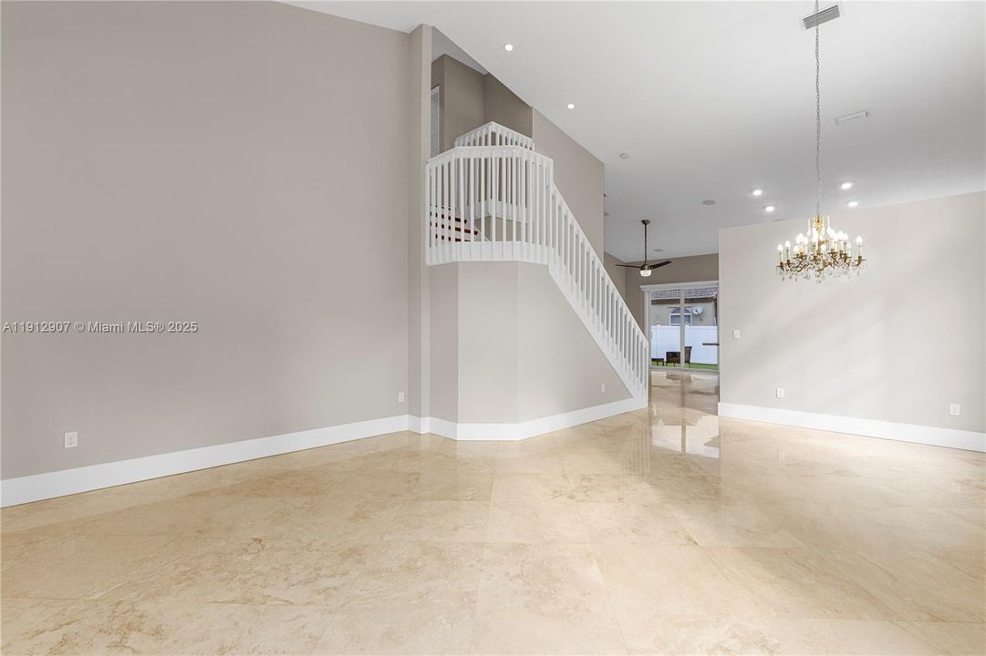 合同活跃: $4,000 (3 贝兹, 2 浴室, 2155 平方英尺)