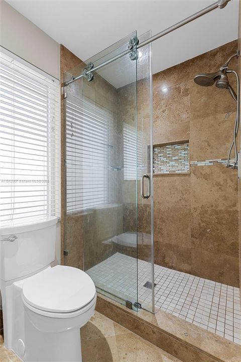 合同活跃: $4,000 (3 贝兹, 2 浴室, 2155 平方英尺)