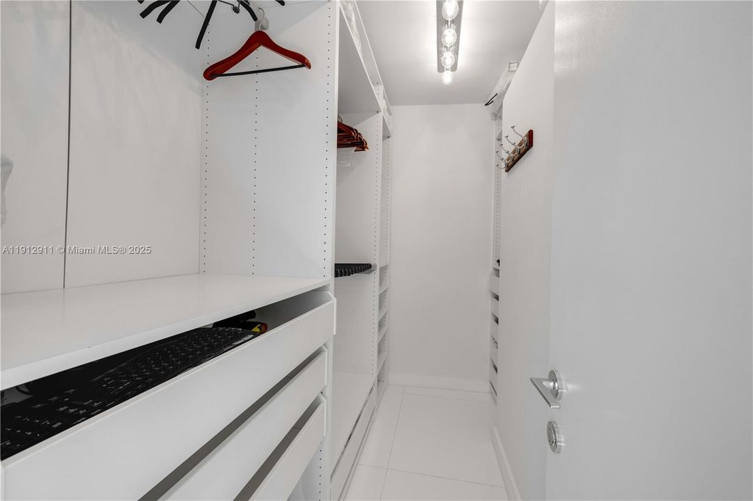 Под контрактом: $8,750 (2 спален, 2 ванн, 1778 Квадратных фут)