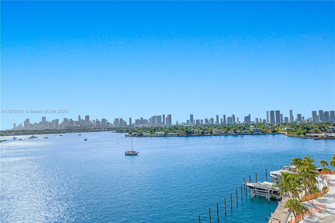 Под контрактом: $8,750 (2 спален, 2 ванн, 1778 Квадратных фут)