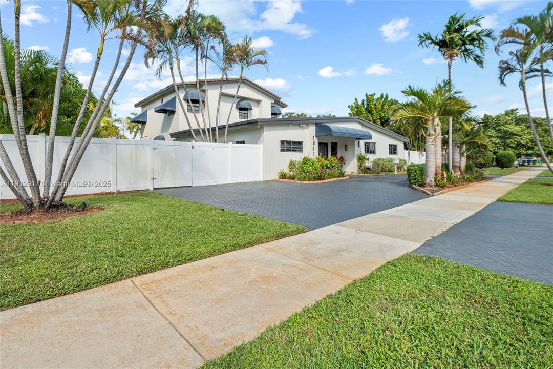 En Venta: $2,900,000 (5 camas, 4 baños, 3401 Pies cuadrados)