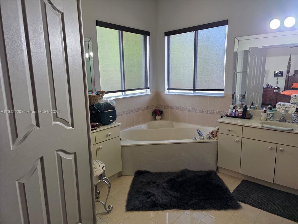 Под контрактом: $800,000 (5 спален, 4 ванн, 2712 Квадратных фут)