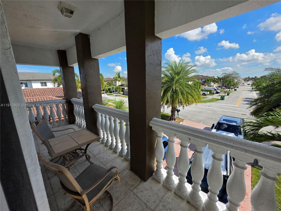 Под контрактом: $800,000 (5 спален, 4 ванн, 2712 Квадратных фут)