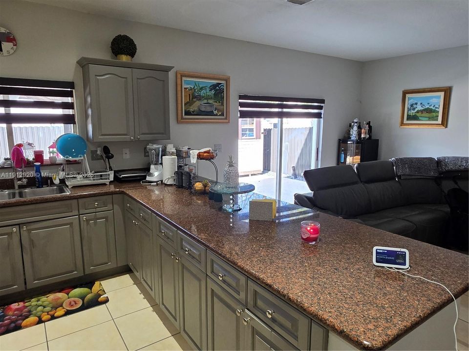 Под контрактом: $800,000 (5 спален, 4 ванн, 2712 Квадратных фут)