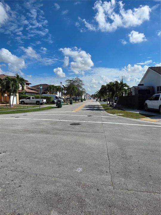 Под контрактом: $800,000 (5 спален, 4 ванн, 2712 Квадратных фут)