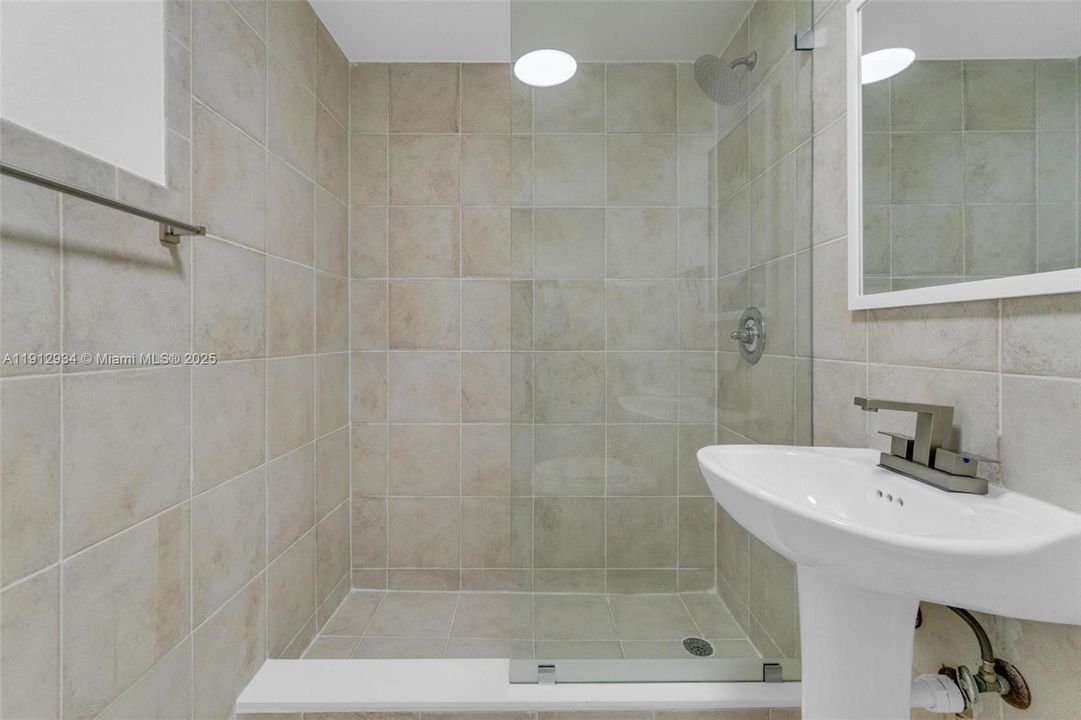 合同活跃: $550,000 (3 贝兹, 3 浴室, 1479 平方英尺)