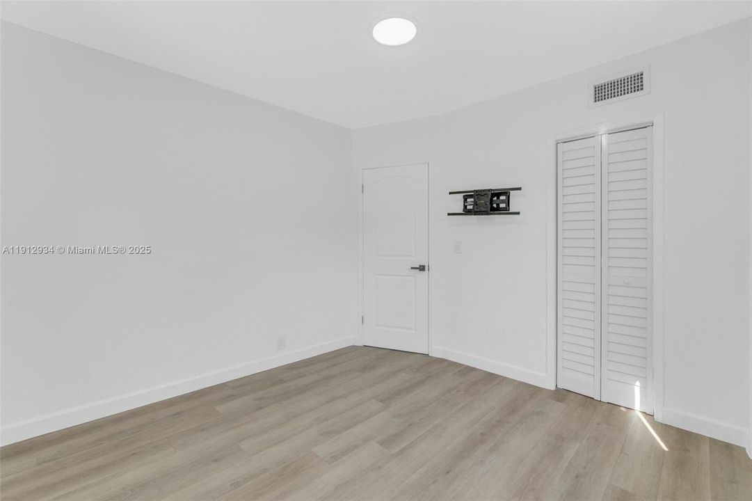 合同活跃: $550,000 (3 贝兹, 3 浴室, 1479 平方英尺)