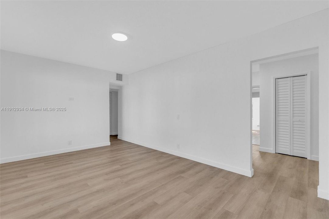 合同活跃: $550,000 (3 贝兹, 3 浴室, 1479 平方英尺)