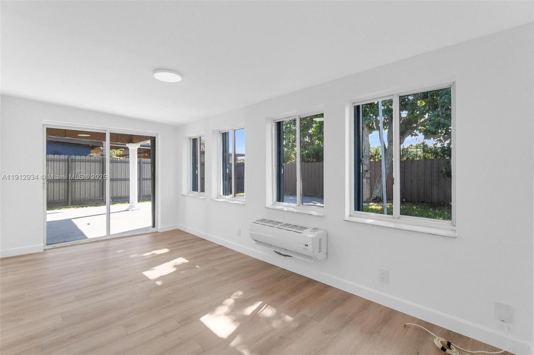 合同活跃: $550,000 (3 贝兹, 3 浴室, 1479 平方英尺)