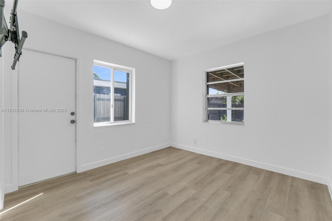 合同活跃: $550,000 (3 贝兹, 3 浴室, 1479 平方英尺)