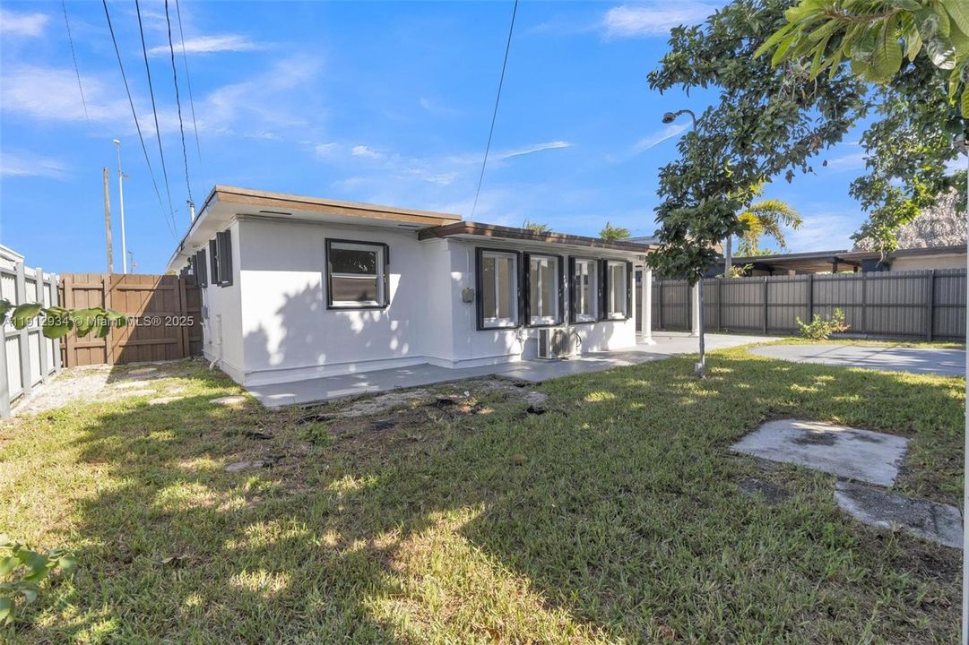 合同活跃: $550,000 (3 贝兹, 3 浴室, 1479 平方英尺)