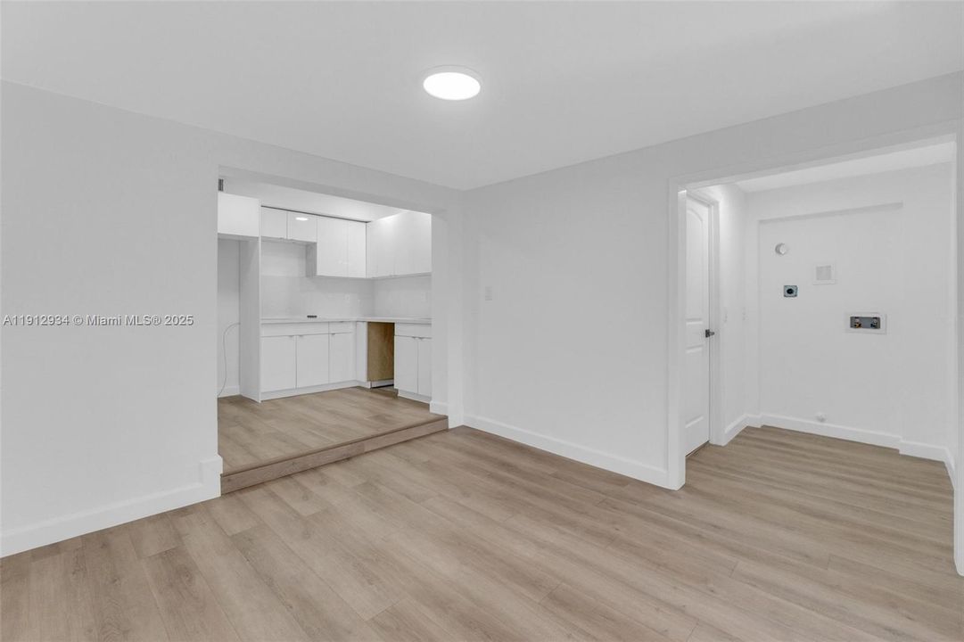 合同活跃: $550,000 (3 贝兹, 3 浴室, 1479 平方英尺)