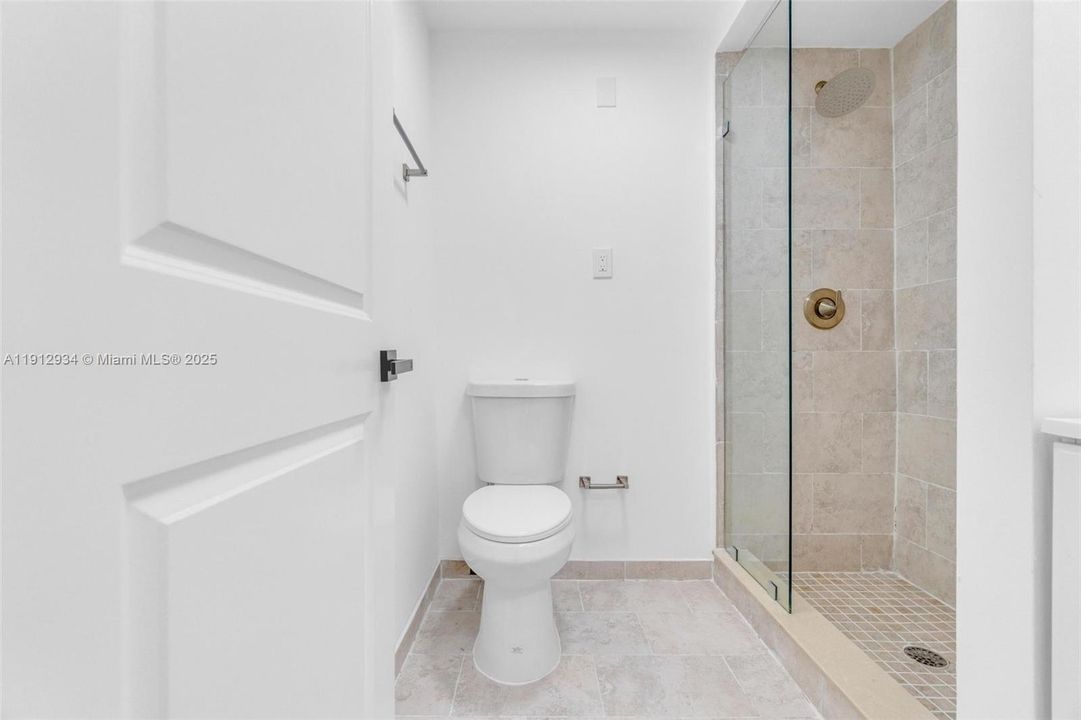 合同活跃: $550,000 (3 贝兹, 3 浴室, 1479 平方英尺)