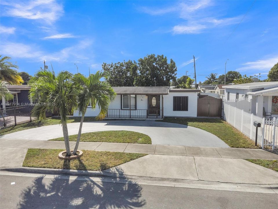 合同活跃: $550,000 (3 贝兹, 3 浴室, 1479 平方英尺)