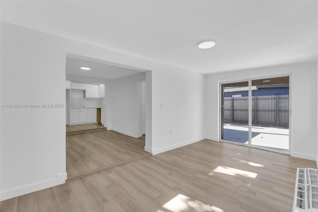 合同活跃: $550,000 (3 贝兹, 3 浴室, 1479 平方英尺)