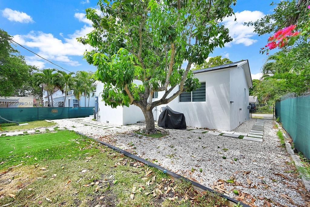 待售: $829,999 (3 贝兹, 2 浴室, 1418 平方英尺)