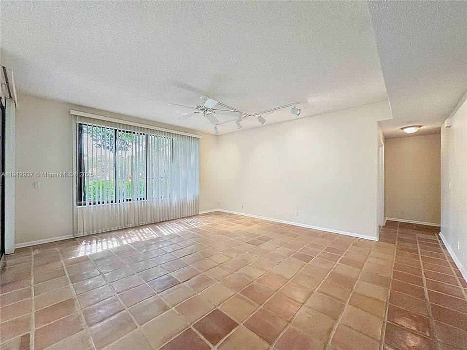 待售: $400,000 (2 贝兹, 2 浴室, 1380 平方英尺)