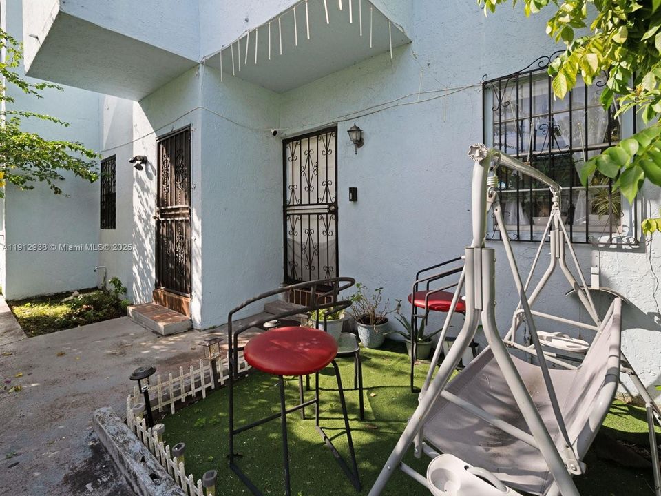 Active With Contract: $220,000 (2 beds, 1 baths, 670 Square Feet)