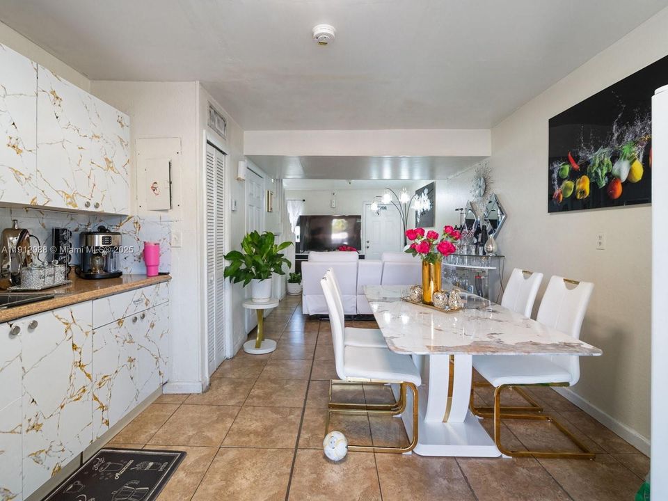 Active With Contract: $220,000 (2 beds, 1 baths, 670 Square Feet)