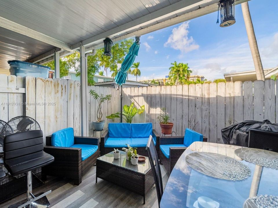 Active With Contract: $220,000 (2 beds, 1 baths, 670 Square Feet)