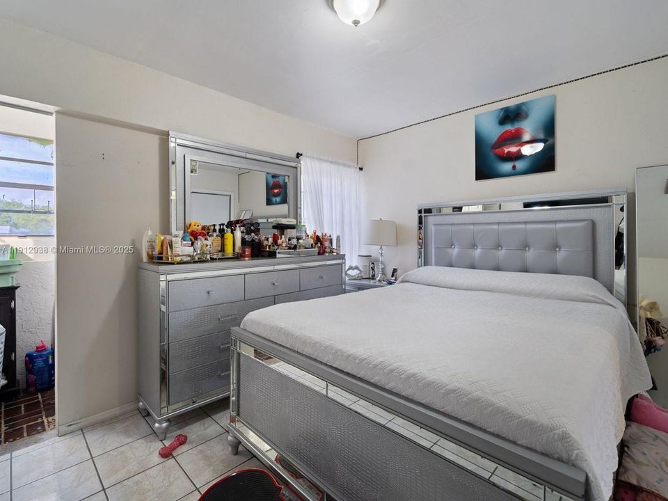 Active With Contract: $220,000 (2 beds, 1 baths, 670 Square Feet)