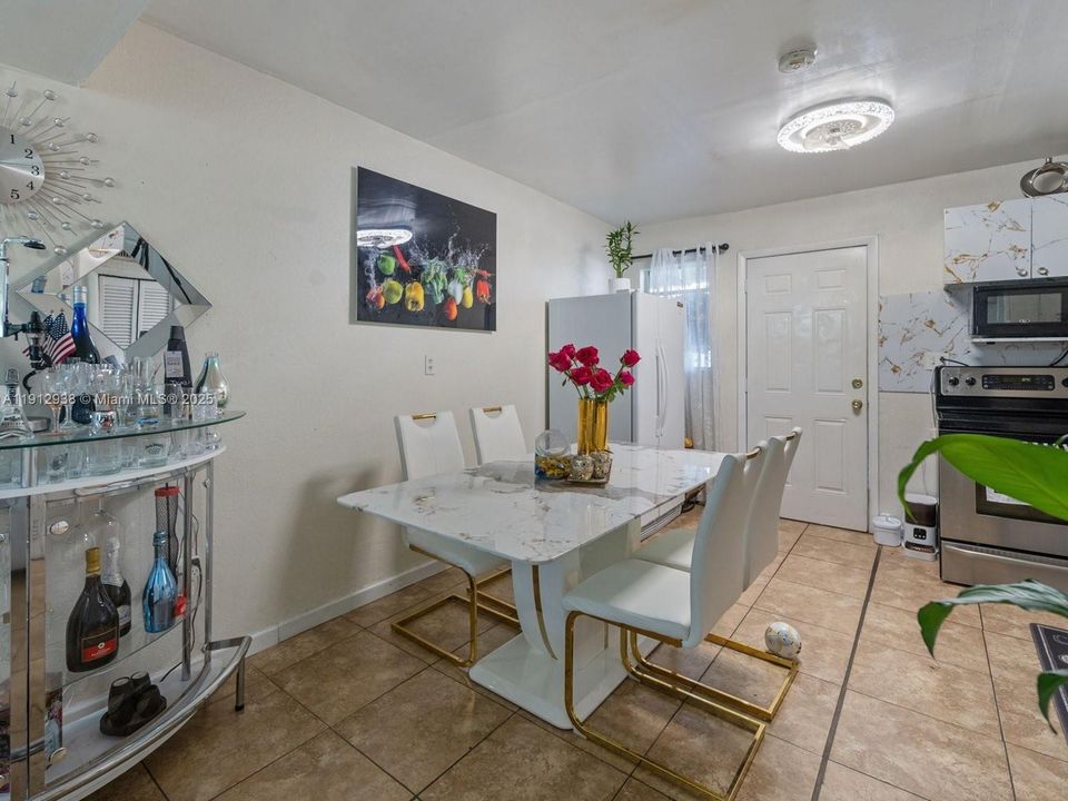 Active With Contract: $220,000 (2 beds, 1 baths, 670 Square Feet)