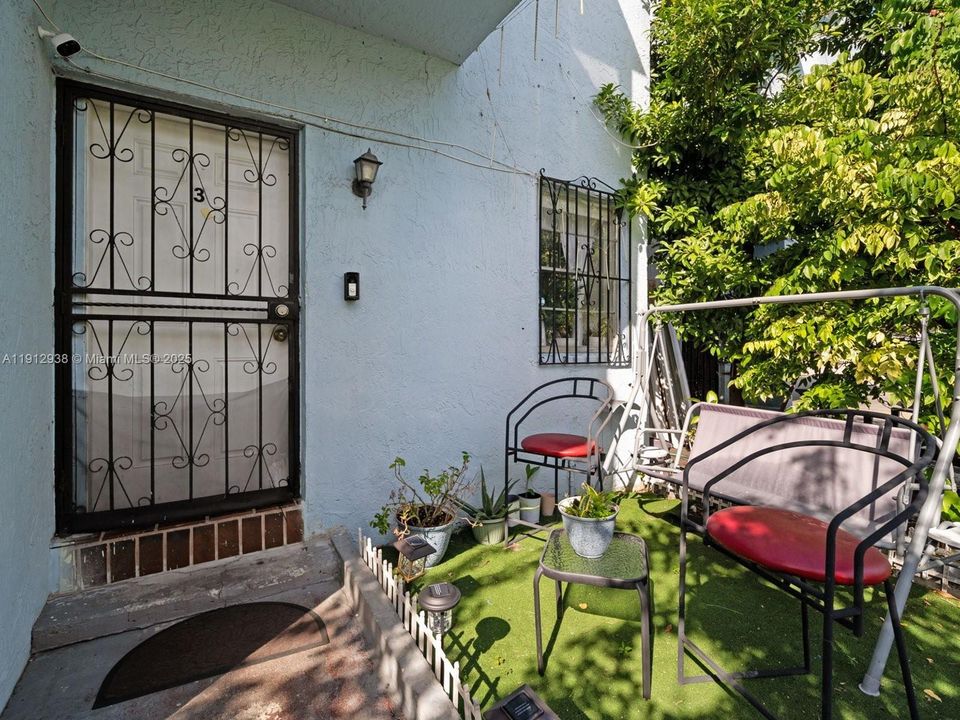 Active With Contract: $220,000 (2 beds, 1 baths, 670 Square Feet)