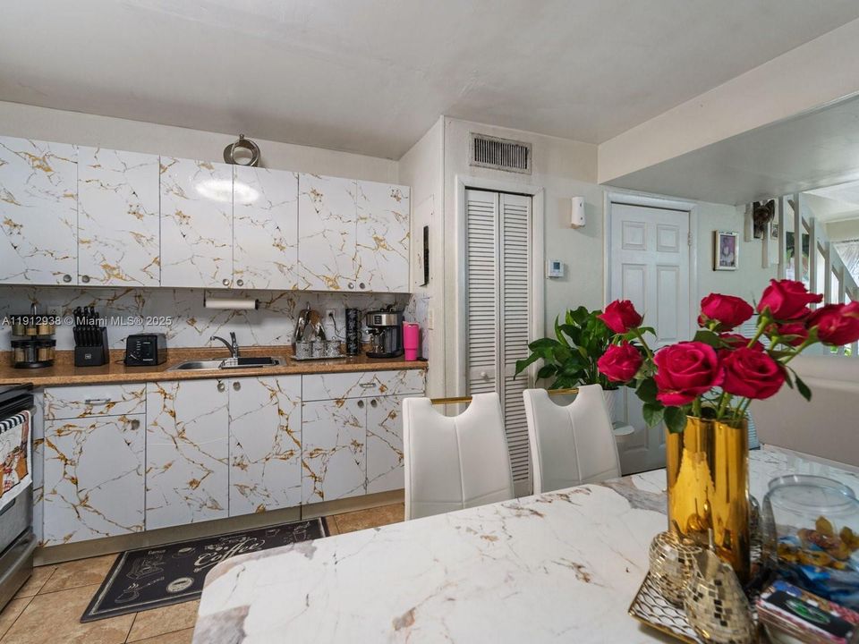 Active With Contract: $220,000 (2 beds, 1 baths, 670 Square Feet)