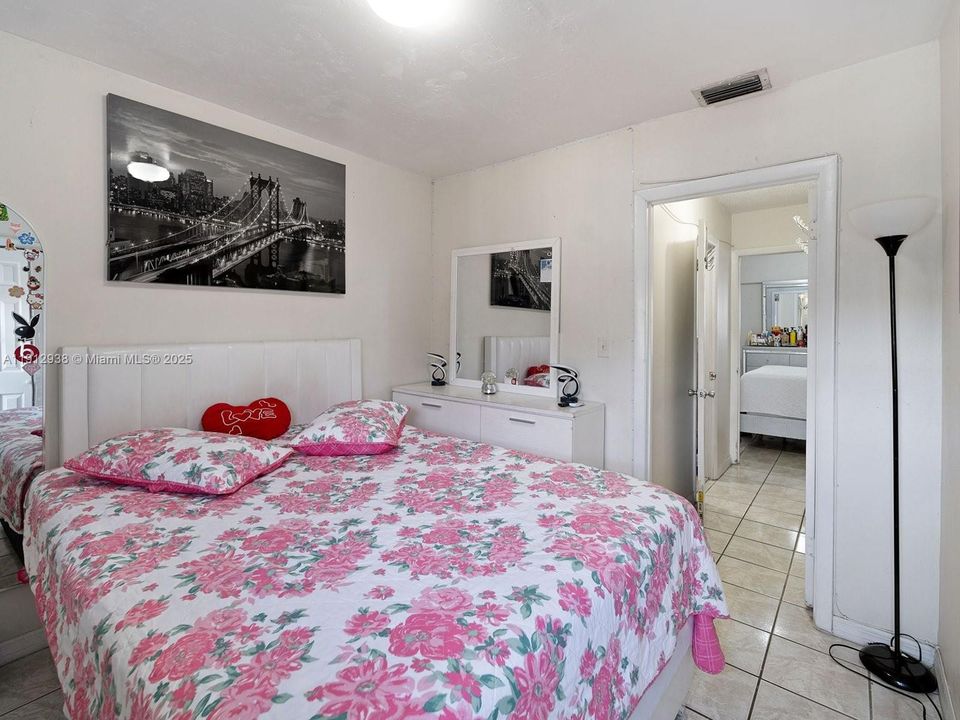 Active With Contract: $220,000 (2 beds, 1 baths, 670 Square Feet)