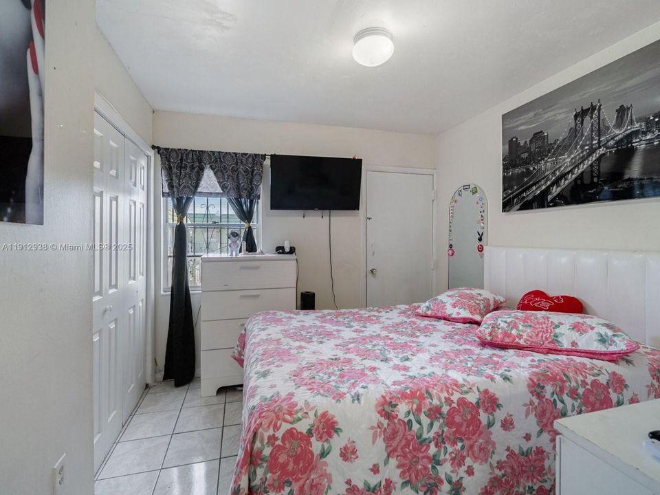 Active With Contract: $220,000 (2 beds, 1 baths, 670 Square Feet)