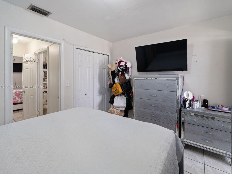 Active With Contract: $220,000 (2 beds, 1 baths, 670 Square Feet)