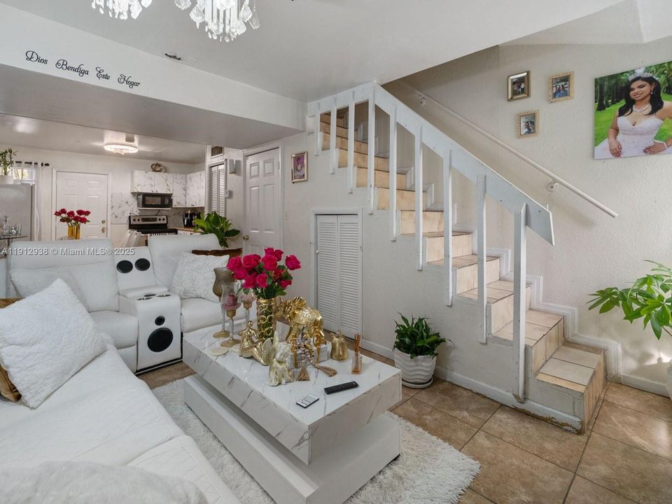 Active With Contract: $220,000 (2 beds, 1 baths, 670 Square Feet)