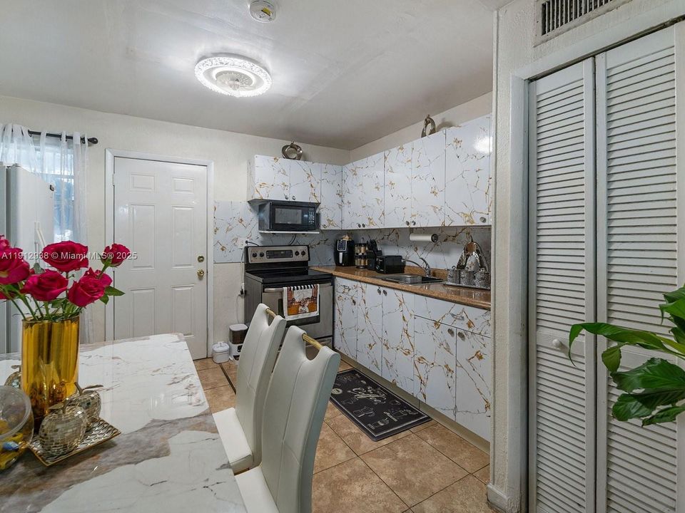 Active With Contract: $220,000 (2 beds, 1 baths, 670 Square Feet)