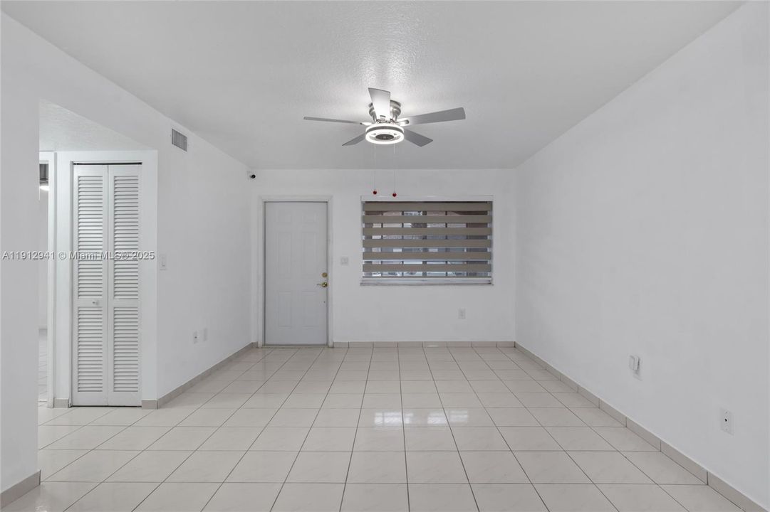 合同活跃: $360,000 (2 贝兹, 2 浴室, 1050 平方英尺)