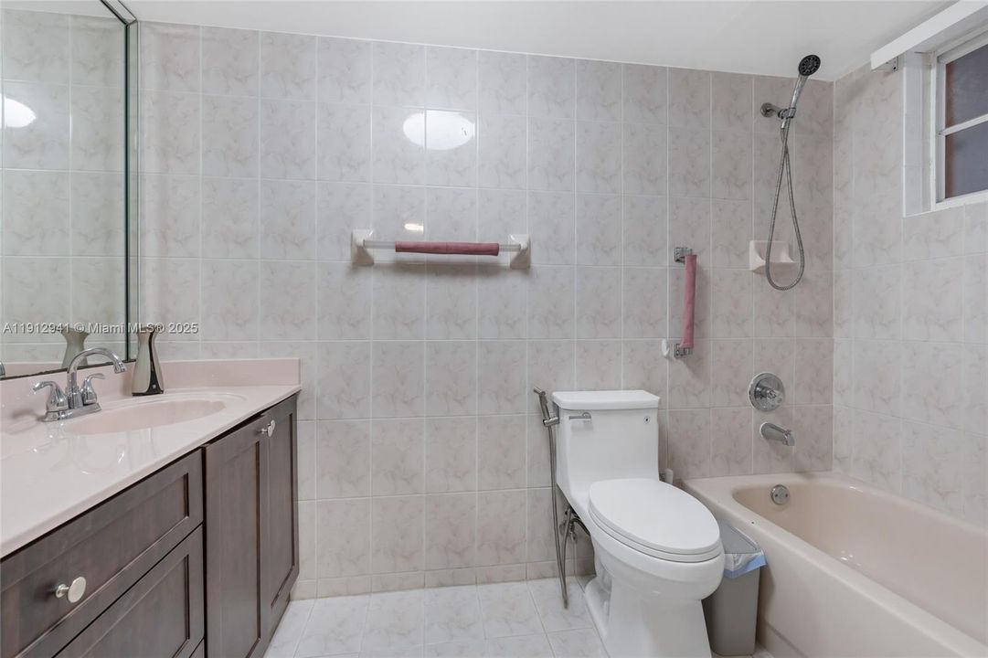 合同活跃: $360,000 (2 贝兹, 2 浴室, 1050 平方英尺)