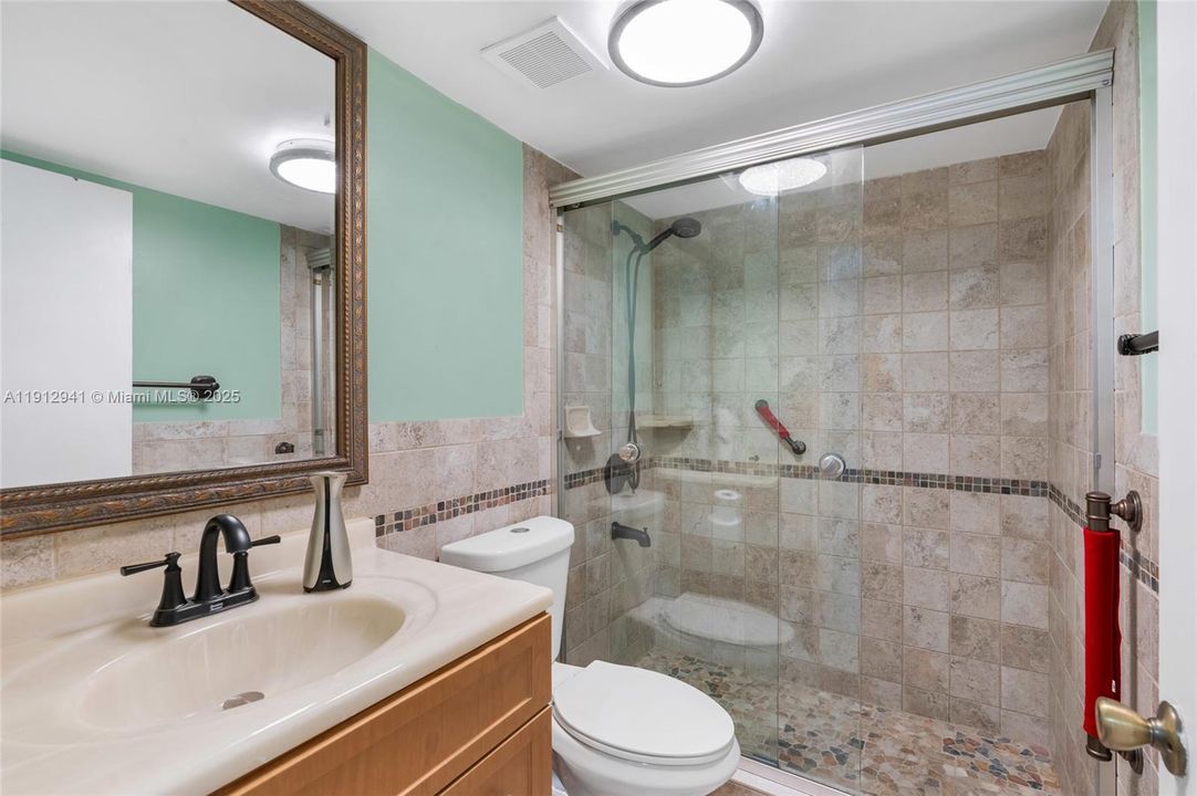 合同活跃: $360,000 (2 贝兹, 2 浴室, 1050 平方英尺)