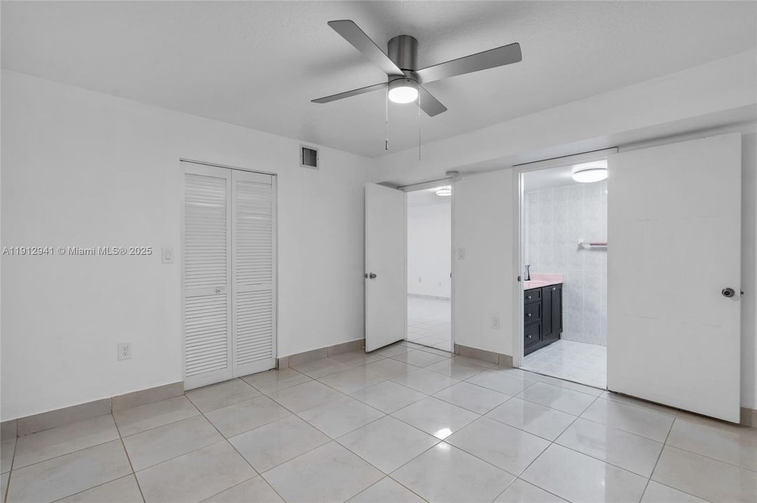 合同活跃: $360,000 (2 贝兹, 2 浴室, 1050 平方英尺)