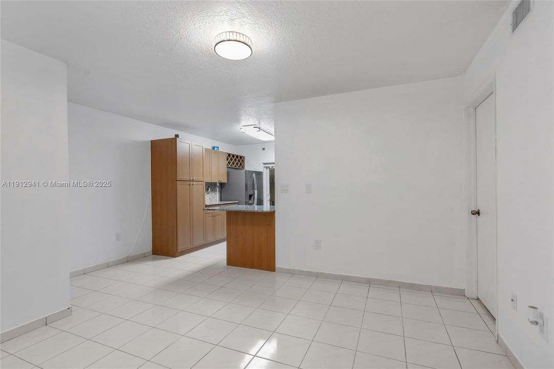 合同活跃: $360,000 (2 贝兹, 2 浴室, 1050 平方英尺)