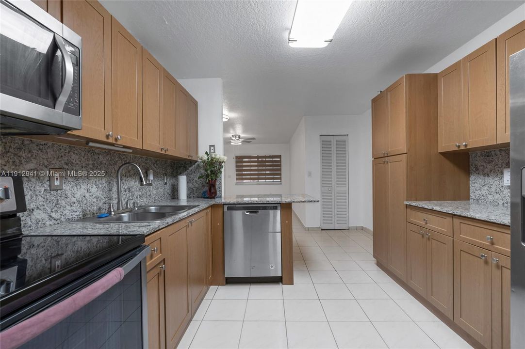 合同活跃: $360,000 (2 贝兹, 2 浴室, 1050 平方英尺)