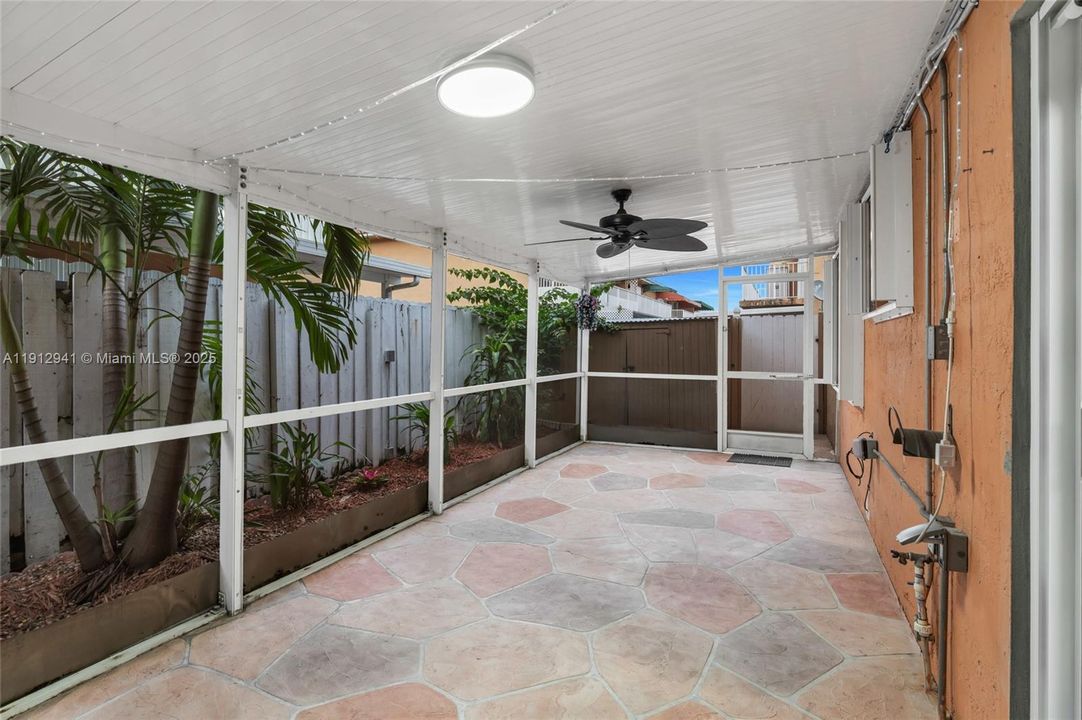 合同活跃: $360,000 (2 贝兹, 2 浴室, 1050 平方英尺)