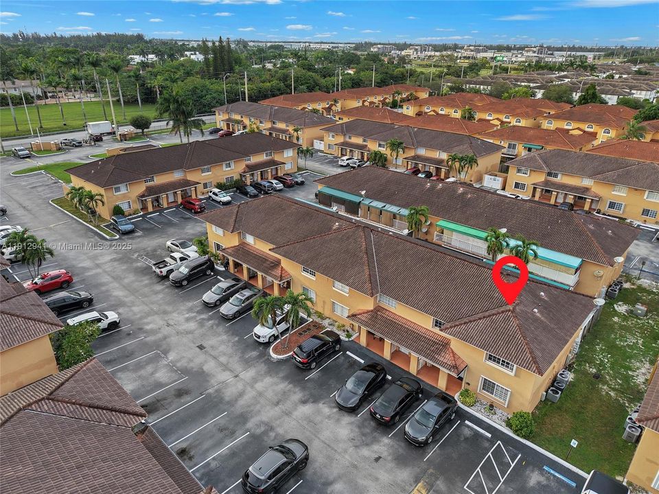 合同活跃: $360,000 (2 贝兹, 2 浴室, 1050 平方英尺)