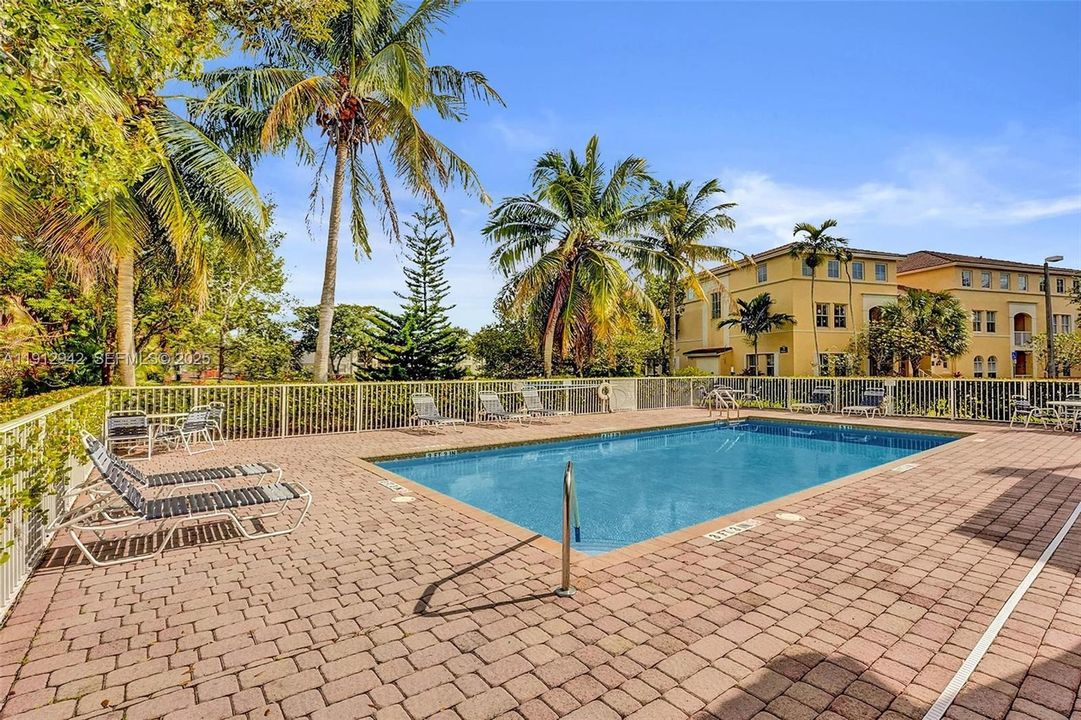 For Sale: $325,000 (2 beds, 2 baths, 1205 Square Feet)