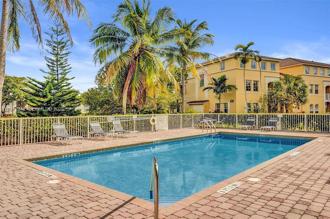 For Sale: $325,000 (2 beds, 2 baths, 1205 Square Feet)