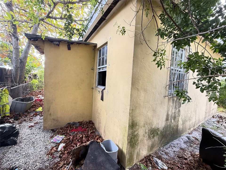 For Sale: $280,000 (3 beds, 1 baths, 858 Square Feet)