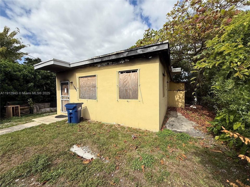 For Sale: $280,000 (3 beds, 1 baths, 858 Square Feet)