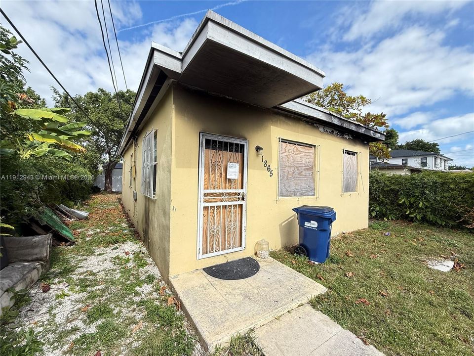 For Sale: $280,000 (3 beds, 1 baths, 858 Square Feet)